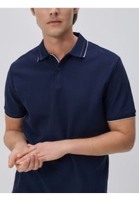 Reserved - Koszulka polo z bawełny merceryzowanej - granatowy. Typ kołnierza: polo. Kolor: niebieski. Materiał: bawełna #1