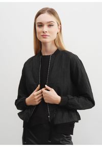 Ochnik - Czarna kurtka damska z wiązaniem. Kolor: czarny. Materiał: nylon