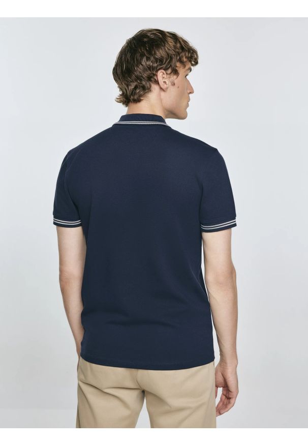 Big-Star - Koszulka męska polo granatowa Poller 403. Okazja: na co dzień. Typ kołnierza: polo. Kolor: niebieski. Materiał: jeans, materiał, dzianina. Wzór: ze splotem, haft, aplikacja. Styl: sportowy, casual