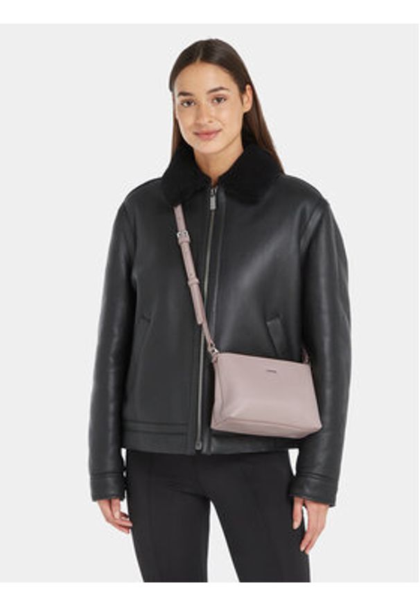 Calvin Klein Torebka Ck Must Xbody Md K60K610927 Szary. Kolor: szary. Materiał: skórzane