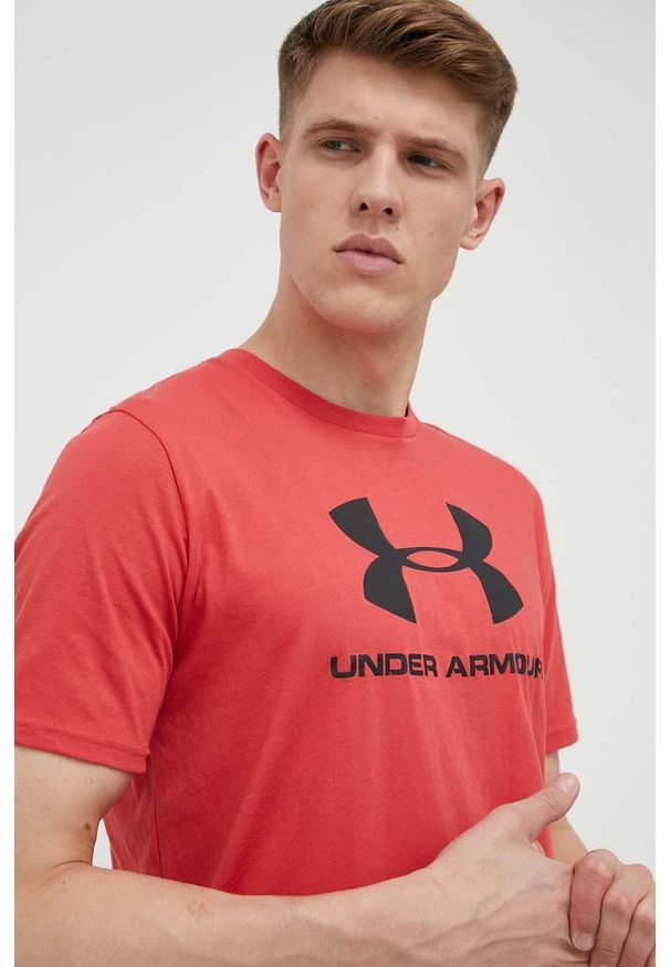 Under Armour t-shirt męski kolor bordowy z nadrukiem 1329590-100. Kolor: czerwony. Wzór: nadruk