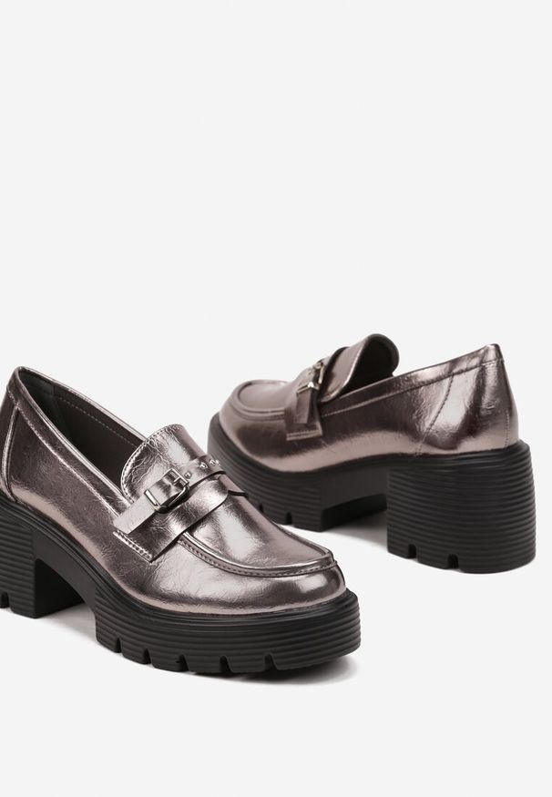 Renee - Srebrne Półbuty w Stylu Loafersów na Obcasie Zdobione Łańcuszkiem Felarionis. Okazja: na co dzień. Kolor: srebrny. Materiał: jeans. Wzór: aplikacja. Obcas: na obcasie. Styl: elegancki, casual. Wysokość obcasa: średni