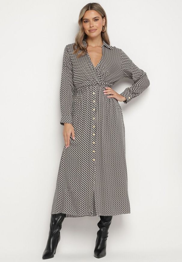 Born2be - Czarna Wiskozowa Sukienka w Pepitkę z Kopertowym Dekoltem i Gumkami w Pasie Vaivira. Okazja: na co dzień, na imprezę. Kolor: czarny. Materiał: wiskoza. Wzór: aplikacja. Typ sukienki: kopertowe. Styl: casual, elegancki