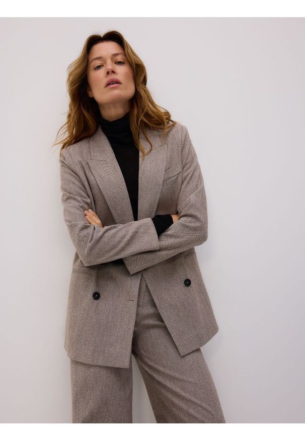 Reserved - Dwurzędowa marynarka w jodełkę - brązowy. Kolor: brązowy. Materiał: dzianina. Wzór: jodełka