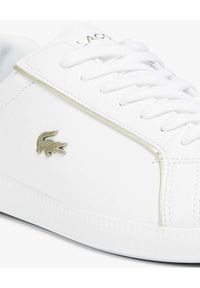 Lacoste - LACOSTE - Białe sneakersy z metalowym logo Graduate. Okazja: na co dzień. Nosek buta: okrągły. Zapięcie: sznurówki. Kolor: biały. Materiał: jeans, guma. Wzór: aplikacja, nadruk #3