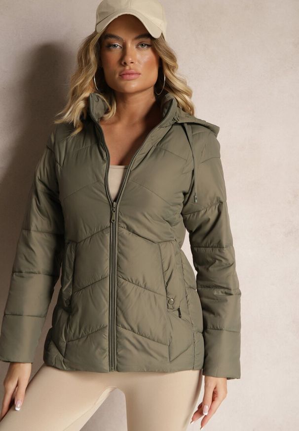 Renee - Ciemnozielona Kurtka Pikowana z Kapturem z Możliwością Odpięcia Felathra. Typ kołnierza: kaptur. Kolor: zielony. Materiał: jeans. Styl: elegancki