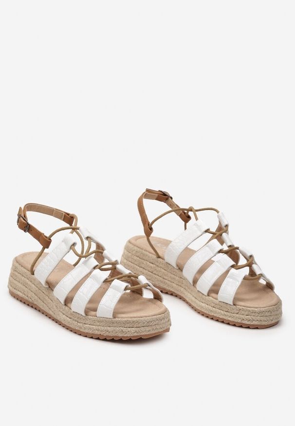 Renee - Białe Sandały na Platformie z Plecionki i Zapięciem na Sprzączkę Regula. Nosek buta: okrągły. Zapięcie: sprzączka. Kolor: biały. Materiał: jeans. Sezon: lato. Obcas: na platformie