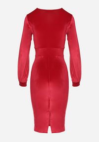 Born2be - Czerwona Dopasowana Sukienka Welurowa z Kopertowym Dekoltem Wilara. Kolor: czerwony. Materiał: welur. Długość rękawa: długi rękaw. Typ sukienki: kopertowe. Styl: klasyczny #4