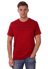 Czerwony T-shirt Męski z Nadrukiem, Krótki Rękaw, 100% BAWEŁNA -Just Yuppi, Koszulka w Napisy. Okazja: na co dzień. Kolor: czerwony. Materiał: bawełna. Długość rękawa: krótki rękaw. Długość: krótkie. Wzór: nadruk. Styl: casual #1