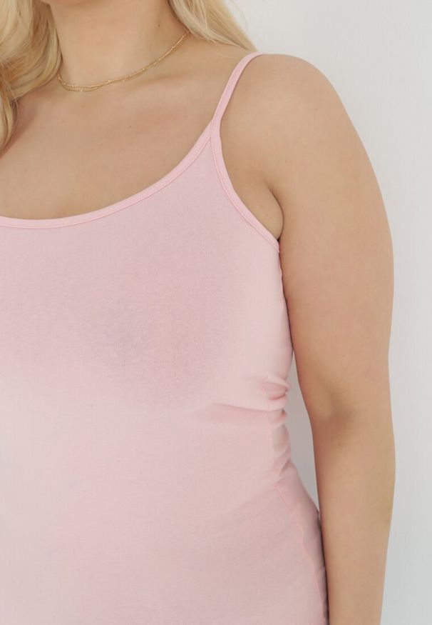 Born2be - Różowy Top na Cienkich Regulowanych Ramiączkach z Okrągłym Dekoltem Narenia. Okazja: na co dzień. Kolor: różowy. Materiał: bawełna, jeans, materiał. Długość rękawa: na ramiączkach. Styl: klasyczny, elegancki, casual