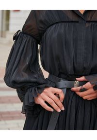BY CABO - Czarna szyfonowa sukienka. Kolor: czarny. Materiał: szyfon. Długość rękawa: długi rękaw. Typ sukienki: rozkloszowane. Styl: klasyczny #4