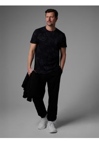 4f - 4F T-shirt regular z nadrukiem męski 4F x Robert Lewandowski - czarny S. Okazja: na co dzień. Kolor: czarny. Materiał: bawełna, materiał. Wzór: nadruk. Styl: casual, sportowy #2