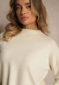Renee - Jasnobeżowy Pudełkowy Sweter z Półgolfem o Gładkim Wykończeniu Unala. Kolor: beżowy. Materiał: skóra, jeans. Wzór: gładki #3