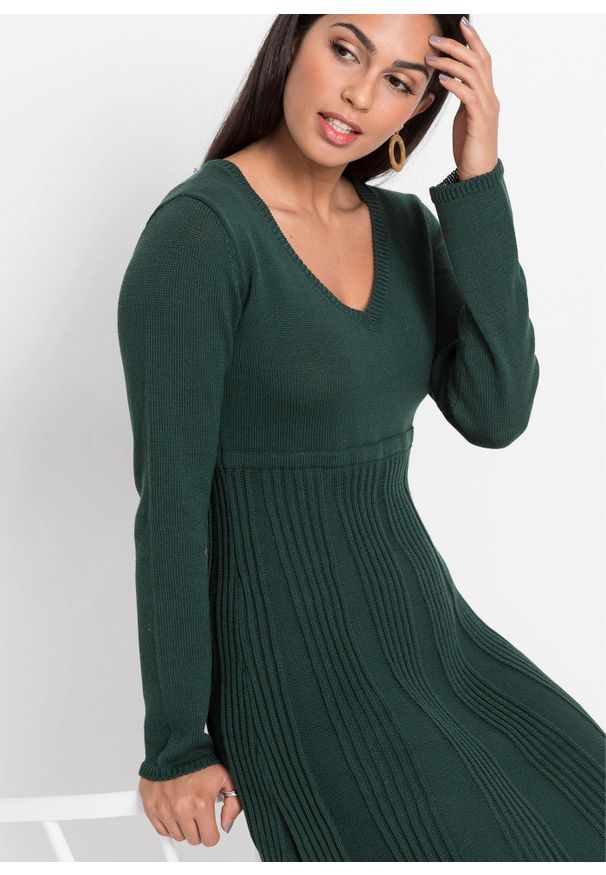 bonprix - Sukienka dzianinowa. Typ kołnierza: dekolt w serek. Kolor: zielony. Materiał: dzianina. Wzór: gładki, prążki, ze splotem