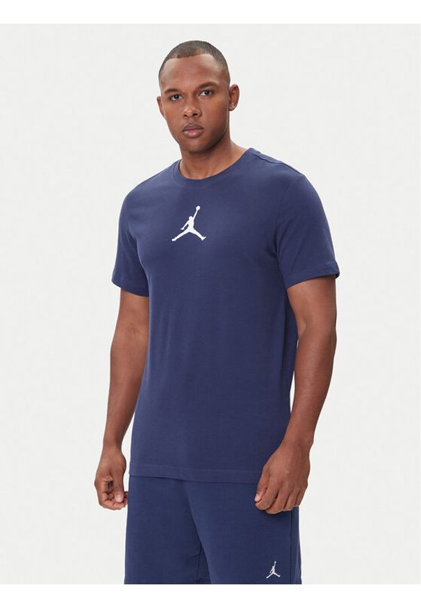 Nike T-Shirt CW5190 410 Granatowy Regular Fit. Kolor: niebieski. Materiał: bawełna