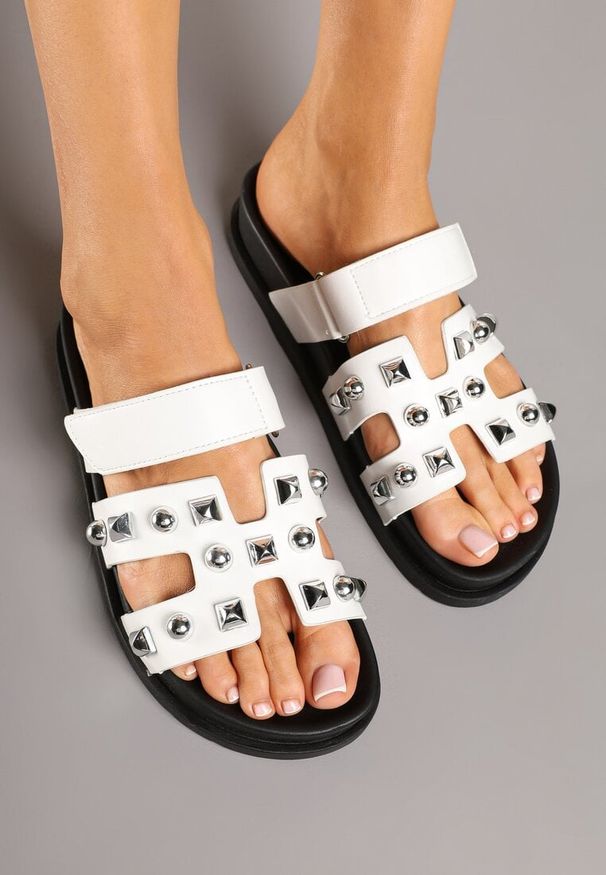 Renee - Białe Klapki z Ozdobnymi Ćwiekami i Rzepem Melzia. Okazja: na co dzień. Nosek buta: okrągły. Kolor: biały. Wzór: aplikacja. Materiał: jeans. Sezon: wiosna, lato. Obcas: na obcasie. Styl: casual, rockowy, elegancki. Wysokość obcasa: niski