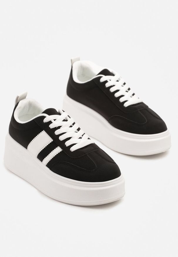 Born2be - Czarne Sneakersy Kultowe Tenisówki na Platformie z Koturnem Elisara. Okazja: na co dzień, na spacer. Zapięcie: sznurówki. Kolor: czarny. Materiał: jeans. Obcas: na koturnie. Sport: turystyka piesza