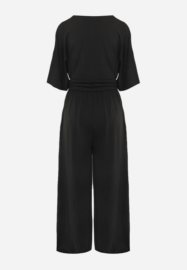 Renee - Czarny Nietoperzowy Kombinezon Koktajlowy z Wiskozą Zdobiony Drapowaniem Avadina. Kolor: czarny. Materiał: wiskoza. Wzór: aplikacja. Styl: wizytowy