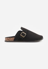 Renee - Czarne Klapki Chodaki Ozdobione Paskiem z Klamrą Ploraria. Okazja: na co dzień. Kolor: czarny. Materiał: jeans. Wzór: aplikacja. Styl: retro, casual #8