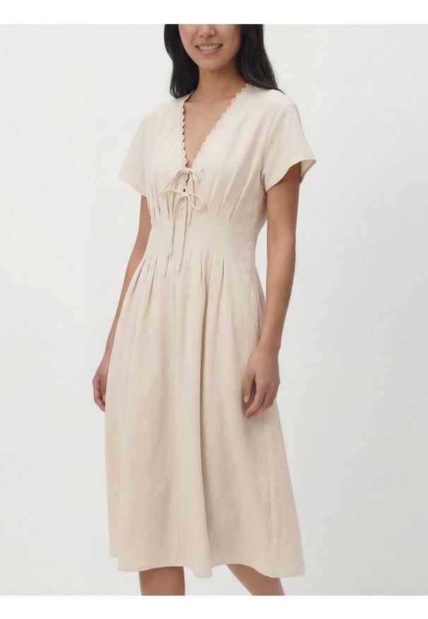 Reserved - Sukienka midi z lyocellem - kremowy. Kolor: kremowy. Materiał: wiskoza, tkanina. Typ sukienki: proste. Długość: midi