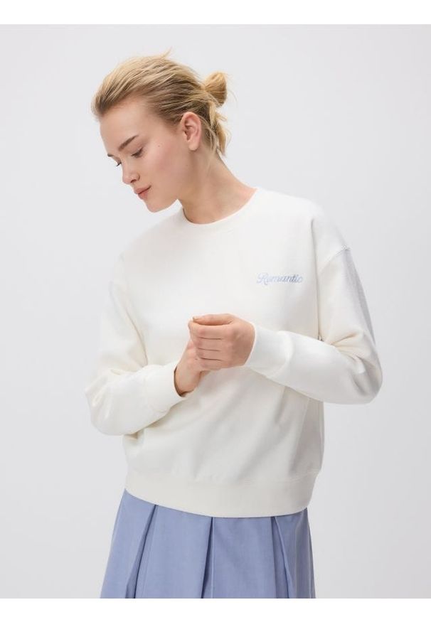 Reserved - Bluza z haftem - złamana biel. Materiał: dzianina, bawełna. Wzór: haft
