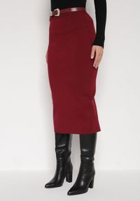 Born2be - Bordowa Ołówkowa Spódnica z Wiskozą Zdobiona Rozcięciem i Paskiem Rowedela. Okazja: na co dzień. Kolor: czerwony. Materiał: wiskoza. Wzór: aplikacja. Styl: casual, elegancki #1