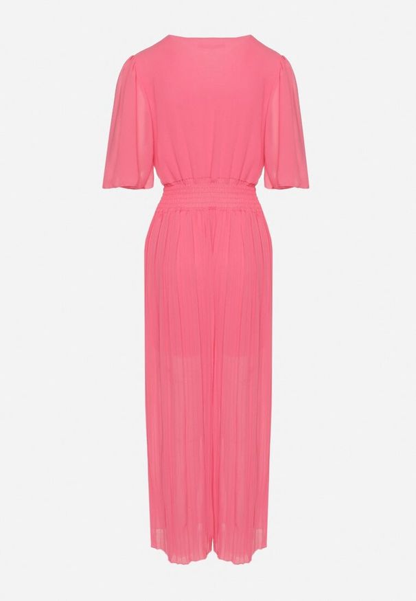 Born2be - Fuksjowy Plisowany Kombinezon o Kopertowym Kroju z Gumką w Talii Ameddie. Okazja: na co dzień. Kolor: różowy. Styl: elegancki, casual