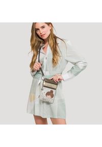 Torebka damska Anekke, z dekoracyjnym nadrukiem i metalowym logo zapinana na suwak wyposażona w dwie praktyczne kieszenie z przodu oraz regulowany pa. Kolor: beżowy. Wzór: nadruk. Styl: casual, elegancki, klasyczny. Rodzaj torebki: na ramię #6