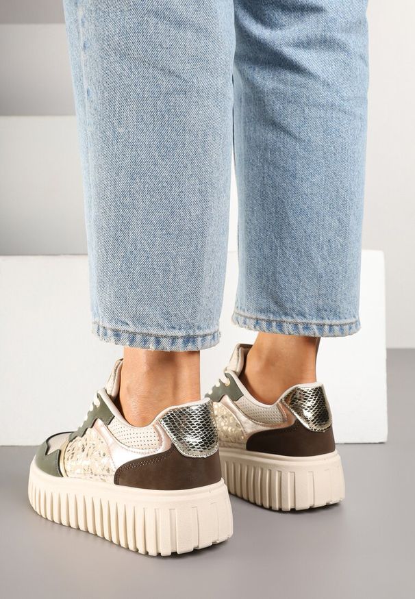 Renee - Beżowo-Zielone Sneakersy na Platformie z Tłoczeniami Zdobione Panterkowym Printem Herraza. Kolor: beżowy. Materiał: jeans. Wzór: aplikacja, nadruk. Obcas: na platformie