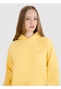 4f - Bluza dresowa nierozpinana z kapturem unisex - zółta. Okazja: na co dzień. Typ kołnierza: kaptur. Kolor: żółty. Materiał: dresówka. Długość rękawa: raglanowy rękaw. Wzór: gładki, ze splotem. Styl: sportowy, casual, klasyczny