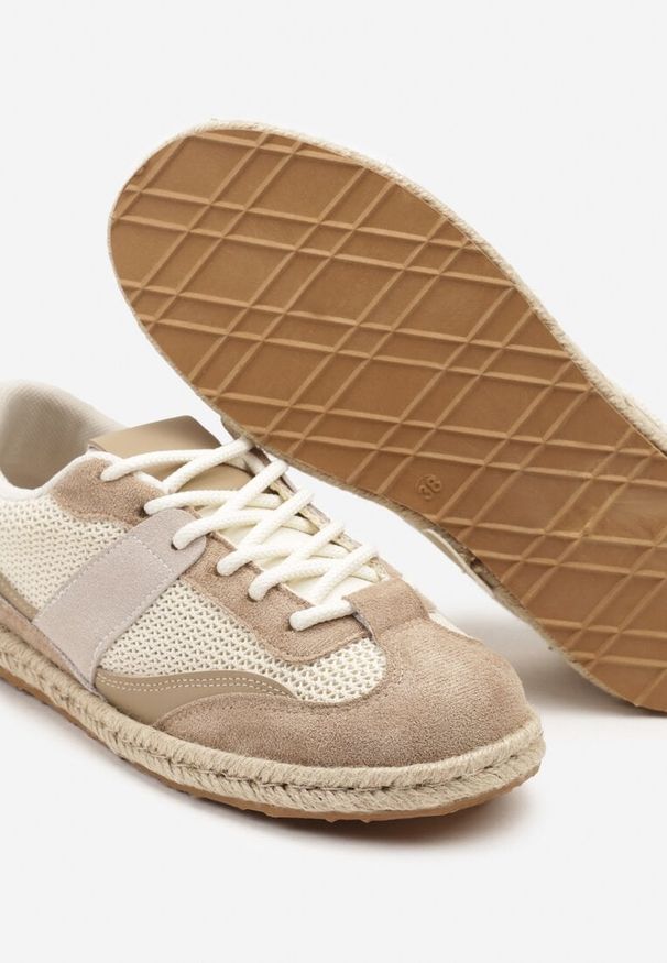 Born2be - Ciemnobeżowe Sneakersy w Stylu Klasycznych Tenisówek z Ozdobnymi Przeszyciami Emloti. Okazja: na co dzień, na uczelnię. Kolor: beżowy. Szerokość cholewki: normalna. Obcas: na płaskiej podeszwie