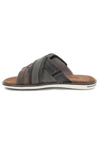 Czarne Klapki Wrangler Modne Obuwie Męskie. Okazja: na co dzień, na spacer. Kolor: czarny. Materiał: skóra, syntetyk. Wzór: paski. Sezon: lato. Styl: wakacyjny, elegancki, casual