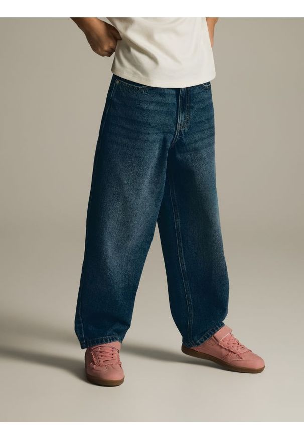 Reserved - Jeansy baggy - granatowy. Kolor: niebieski