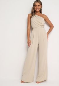 Born2be - Beżowy Kombinezon Asymetryczny na Jedno Ramię z Dwoma Kieszeniami Benama. Okazja: na wesele, na randkę, na ślub cywilny, na imprezę. Kolor: beżowy #1
