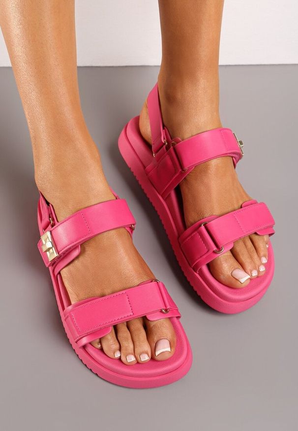 Born2be - Fuksjowe Płaskie Sandały z Metaliczną Klamrą na Rzepy Windema. Zapięcie: klamry. Kolor: różowy. Materiał: len. Sezon: lato. Styl: elegancki, klasyczny