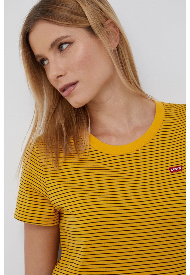 Levi's® - Levi's T-shirt bawełniany kolor żółty. Okazja: na spotkanie biznesowe, na co dzień. Kolor: żółty. Materiał: bawełna. Wzór: aplikacja. Styl: biznesowy, casual