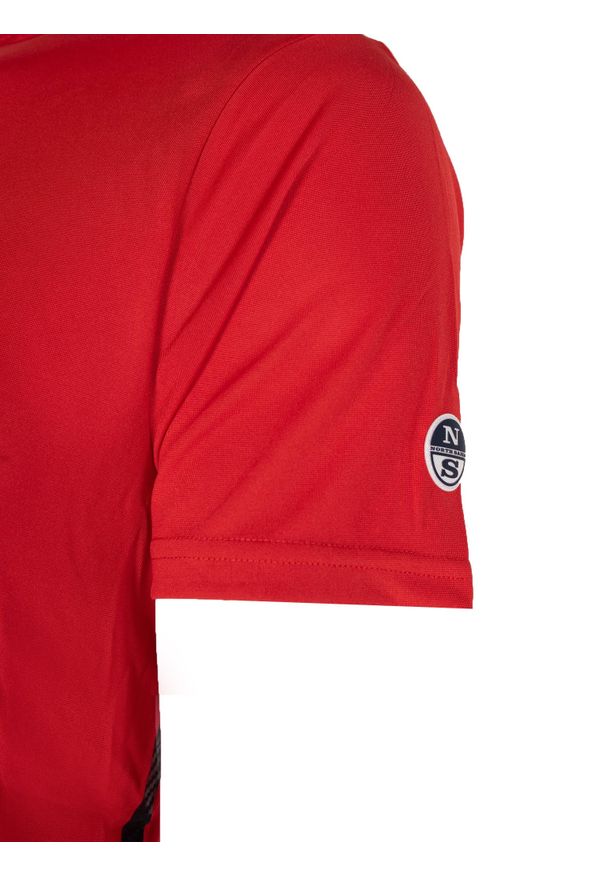 North Sails X Prada T-shirt "Foehn" | 45 2302 000 | T-shirt Foehn | Mężczyzna | Czerwony. Okazja: na co dzień. Kolor: czerwony. Materiał: poliester. Wzór: nadruk, aplikacja. Styl: casual