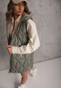 Renee - Zielona Długa Kamizelka Pikowana z Nieodpinanym Kapturem Semaea. Kolor: zielony. Materiał: prążkowany, jeans. Długość: długie. Styl: street #1