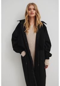 Marsala - Długi płaszcz typu oversize w kolorze TOTALY BLACK - HUNTER. Materiał: materiał, sztruks, guma, bawełna. Długość: długie. Wzór: gładki. Styl: elegancki #1