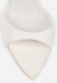 Born2be - Białe Sandały na Szpilce ze Sprzączką wokół Kostki Tini. Okazja: na co dzień. Zapięcie: sprzączka. Kolor: biały. Materiał: jeans. Obcas: na szpilce. Styl: casual, klasyczny, elegancki #7