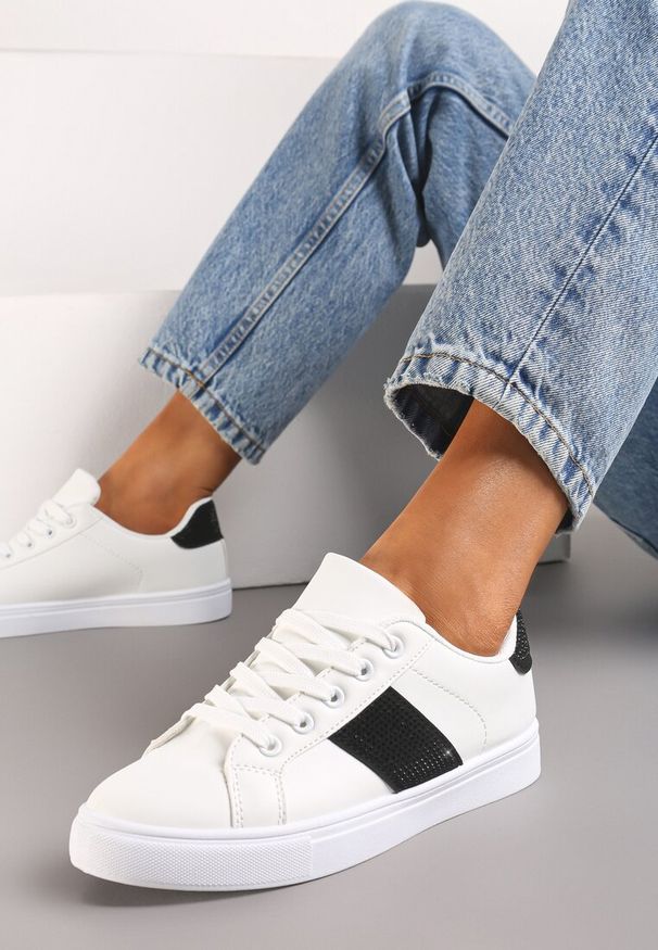 Renee - Biało-Czarne Sneakersy ze Wstawkami Pokrytymi Cyrkoniami Almarie. Okazja: na co dzień. Nosek buta: okrągły. Zapięcie: sznurówki. Kolor: biały. Materiał: materiał, jeans. Obcas: na obcasie. Wysokość obcasa: niski