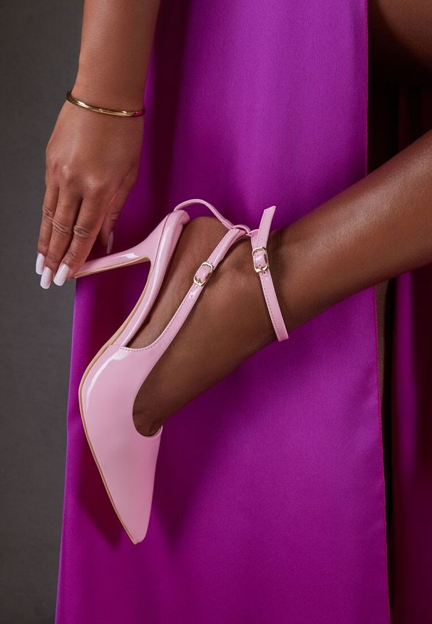 Renee - Różowe Sandały Lakierowane Vices na Szpilce Typu Slingback Dolenita. Okazja: na co dzień, na spacer. Nosek buta: szpiczasty. Zapięcie: sprzączka. Kolor: różowy. Materiał: lakier. Sezon: lato. Obcas: na szpilce. Styl: klasyczny, casual