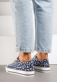 Born2be - Granatowe Trampki pod Kostkę w Kwiaty Nelorela. Okazja: na co dzień. Kolor: niebieski. Wzór: kwiaty. Styl: elegancki, casual #3