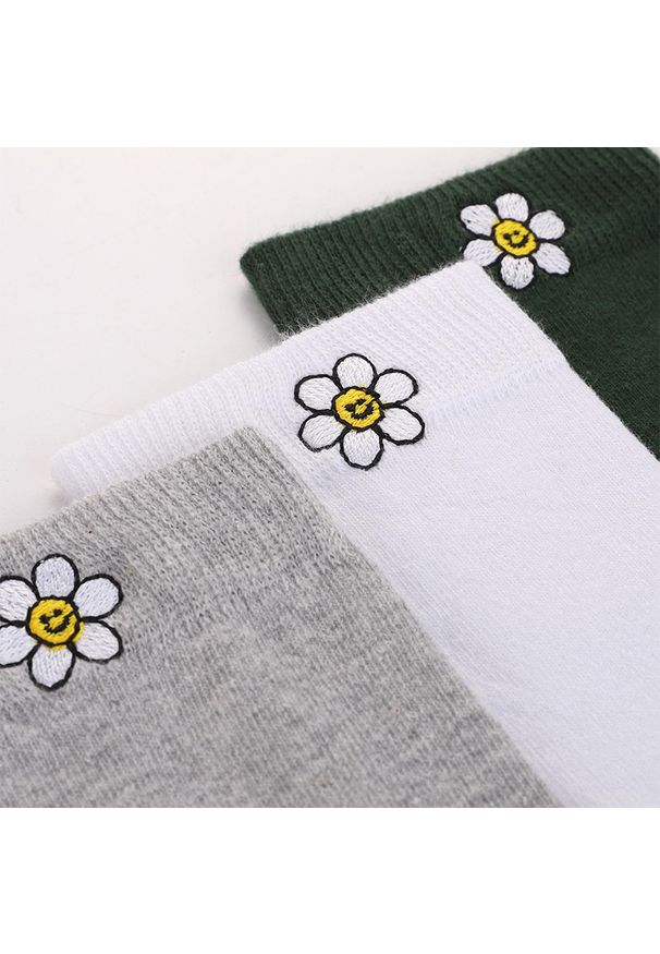 Kolorowe Wysokie Damskie Skarpety Z Kwiatem Moraj Mix Kolor 3 Pary. Kolor: biały. Materiał: bawełna. Wzór: kolorowy, kwiaty