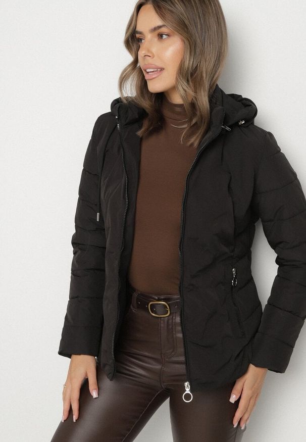 Born2be - Czarna Przejściowa Kurtka z Pikowanymi Przeszyciami i Odpinanym Kapturem Olunea. Okazja: na co dzień, na spacer. Kolor: czarny. Materiał: jeans, poliester. Styl: casual, elegancki