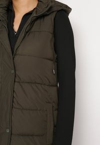 Born2be - Ciemnozielona Długa Kamizelka Bezrękawnik z Klasycznym Pikowaniem i Kapturem Shin. Typ kołnierza: golf. Kolor: zielony. Materiał: dzianina, jeans. Długość rękawa: bez rękawów. Długość: długie. Styl: klasyczny #2