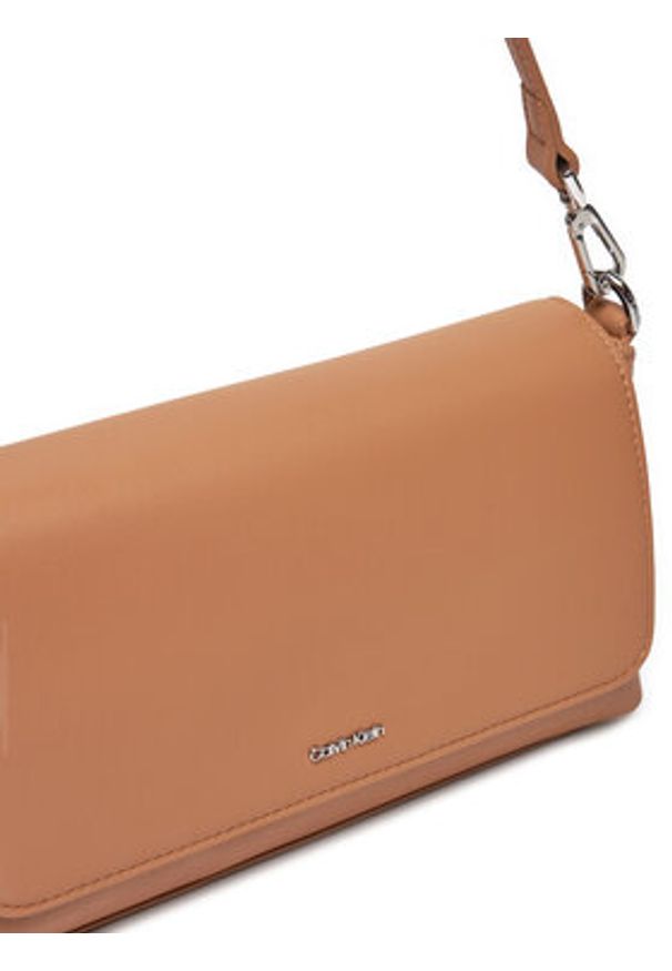 Calvin Klein Torebka Ck Must Convertible K60K612902 Brązowy. Kolor: brązowy. Materiał: skórzane