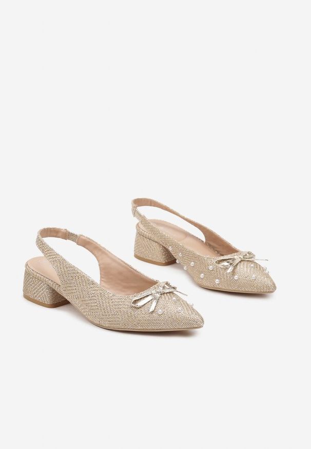 Renee - Beżowe Czółenka na Słupku Typu Slingback Ozdobione Kokardą i Perełkami Calretis. Okazja: na spacer, na co dzień. Kolor: beżowy. Materiał: jeans. Wzór: aplikacja. Obcas: na słupku. Styl: klasyczny, elegancki, casual. Wysokość obcasa: niski