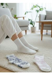 Sinsay - Zestaw wysokich skarpetek z kwiatowym motywem 3 pack - biały. Kolor: biały. Wzór: kwiaty #1