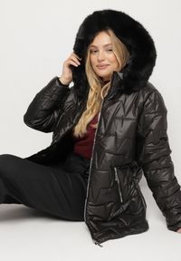 Born2be - Czarna Pikowana Kurtka z Kapturem z Futerkiem Azilma. Okazja: na co dzień, na spacer. Typ kołnierza: kaptur. Kolekcja: plus size. Kolor: czarny. Materiał: futro. Wzór: aplikacja. Styl: klasyczny, casual #4